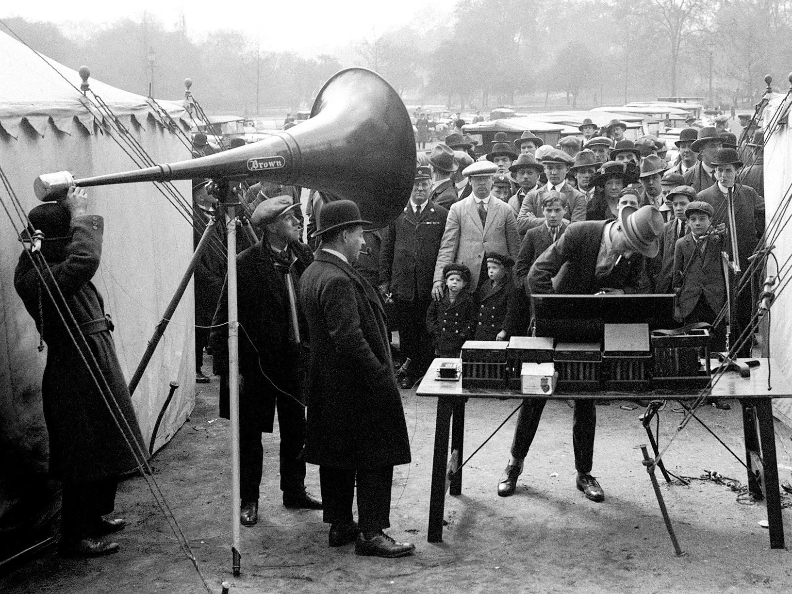 סערה בטלגרף, בהלה בבורסה, ופחד ציבורי: שדרן רדיו בריטי חמד לצון ועורר סערה.